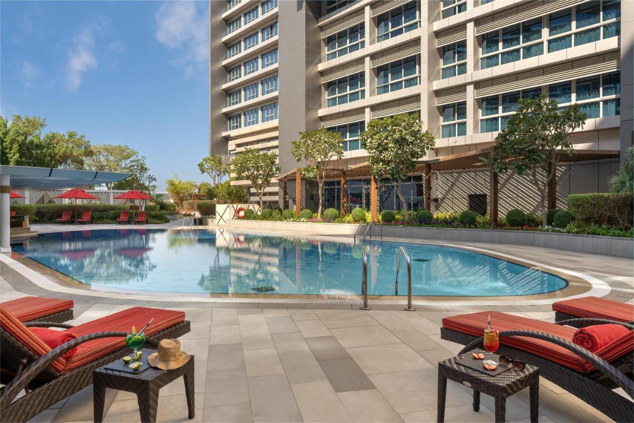 Hotel Park Rotana Abu Dhabi Esterno foto The pool at the hotel