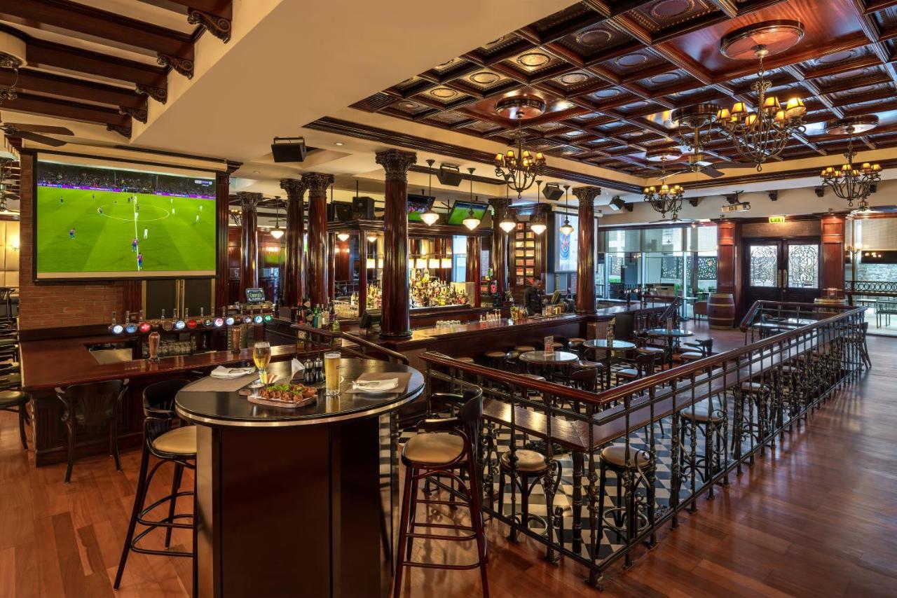 Hotel Park Rotana Abu Dhabi Esterno foto The interior of the bar