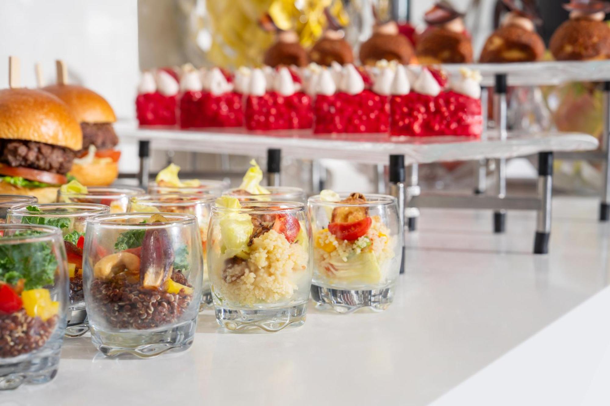 Hotel Park Rotana Abu Dhabi Esterno foto A selection of finger food