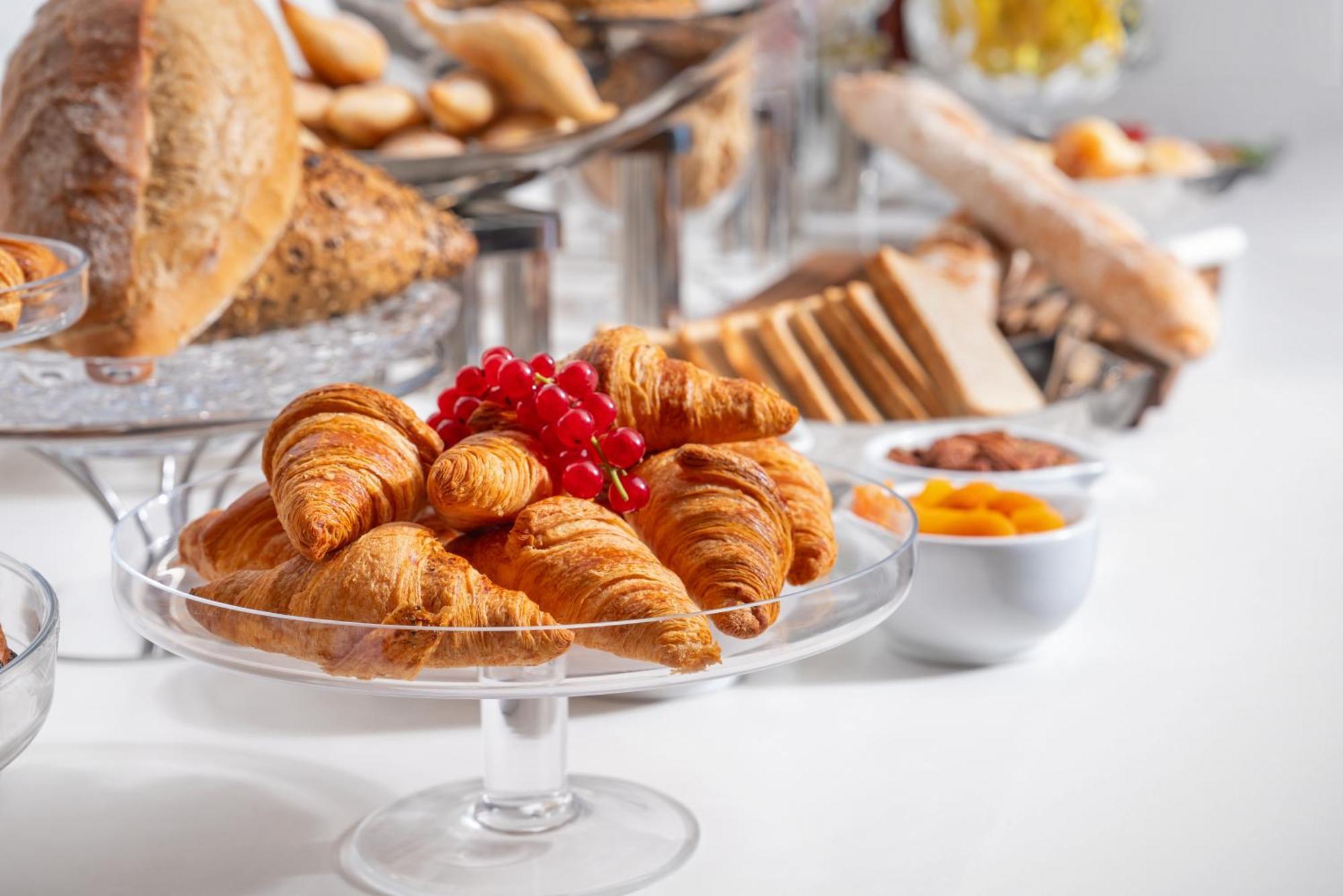 Hotel Park Rotana Abu Dhabi Esterno foto Croissants
