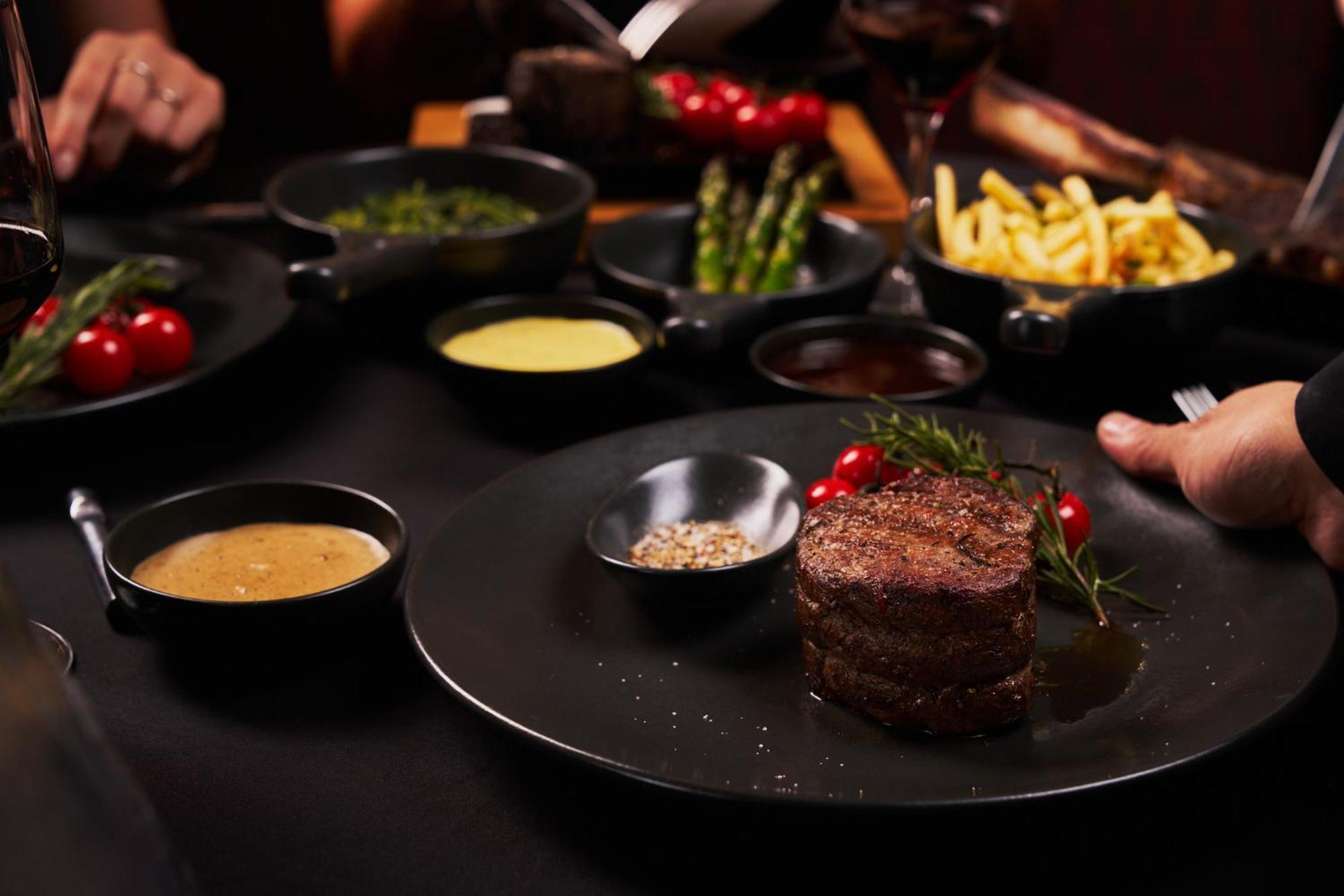 Hotel Park Rotana Abu Dhabi Esterno foto A steak with sides