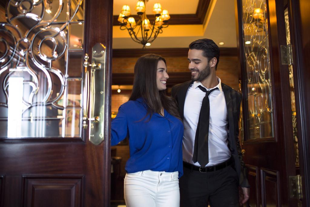 Hotel Park Rotana Abu Dhabi Esterno foto A couple at the entrance of a hotel