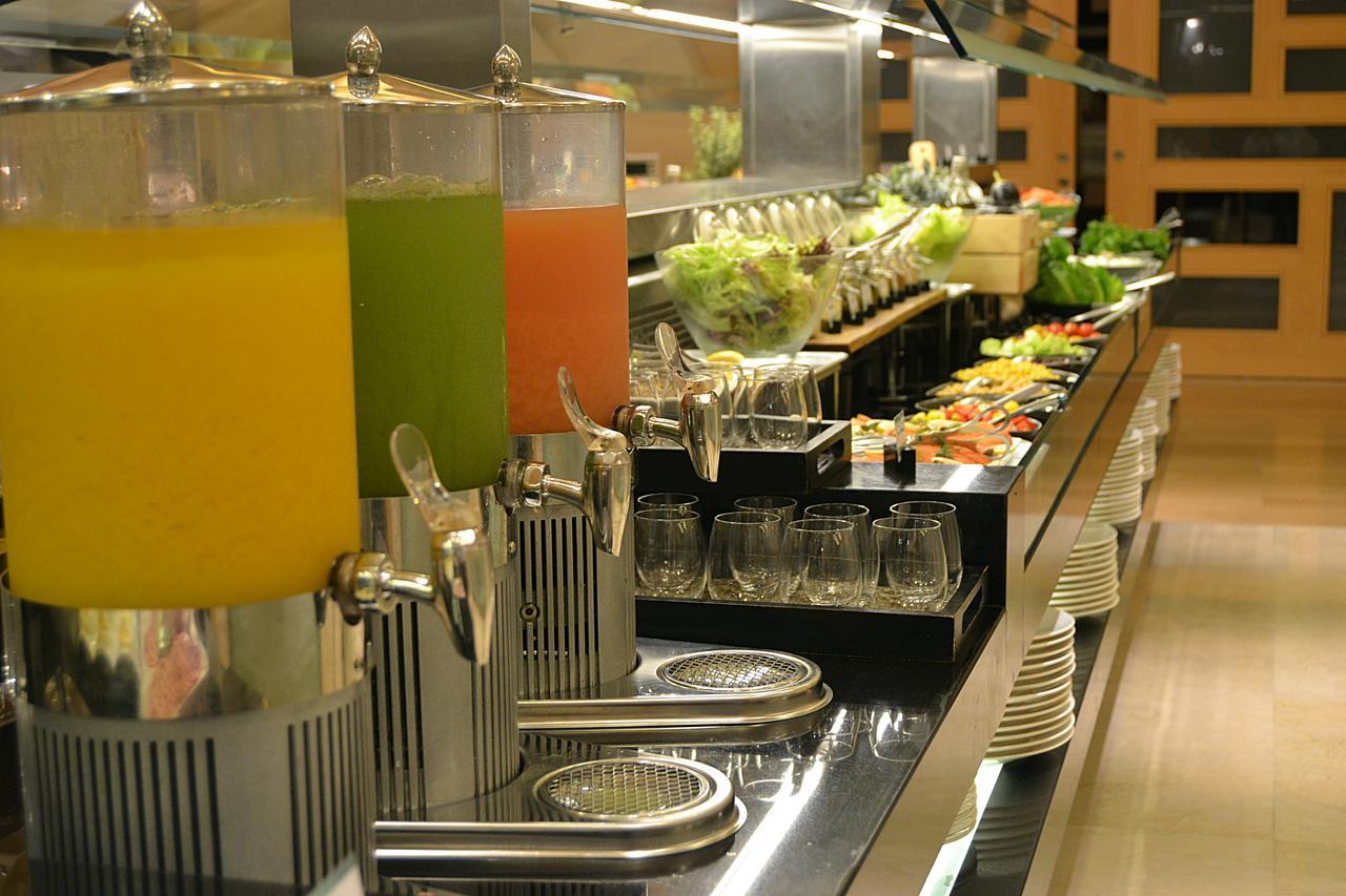 Hotel Park Rotana Abu Dhabi Esterno foto A juice bar