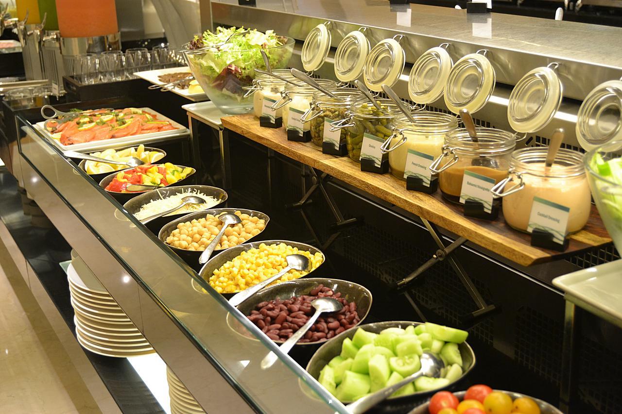 Hotel Park Rotana Abu Dhabi Esterno foto A salad bar