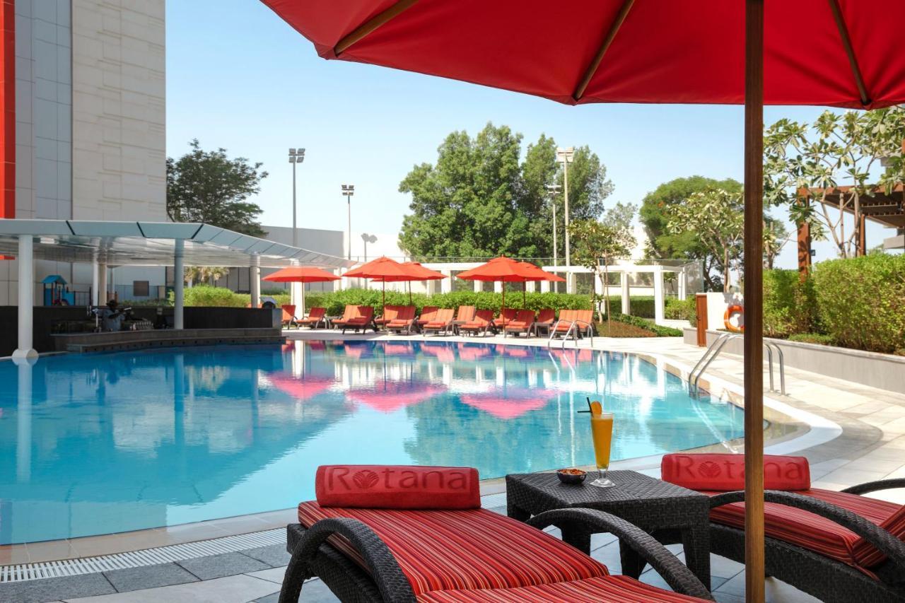 Hotel Park Rotana Abu Dhabi Esterno foto Pool at the hotel