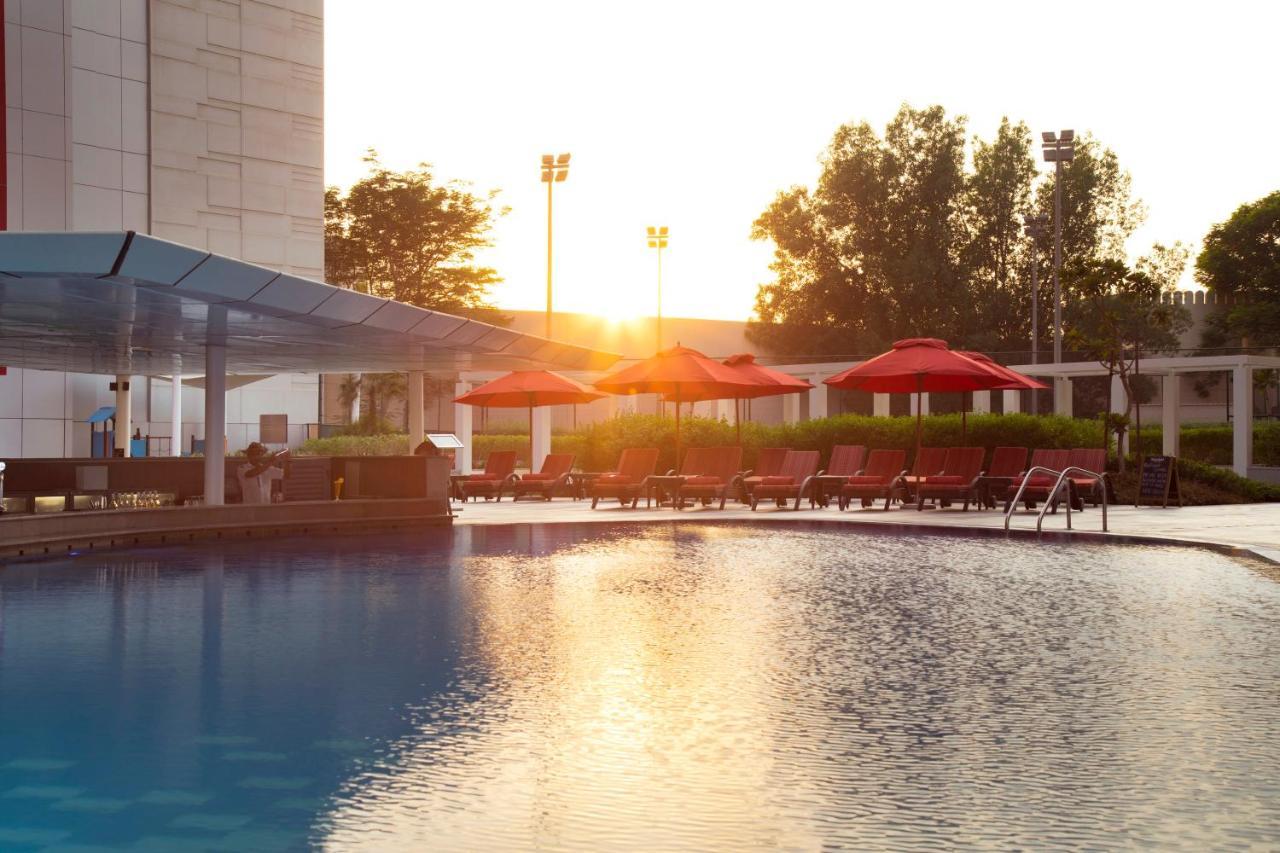 Hotel Park Rotana Abu Dhabi Esterno foto The pool at the hotel